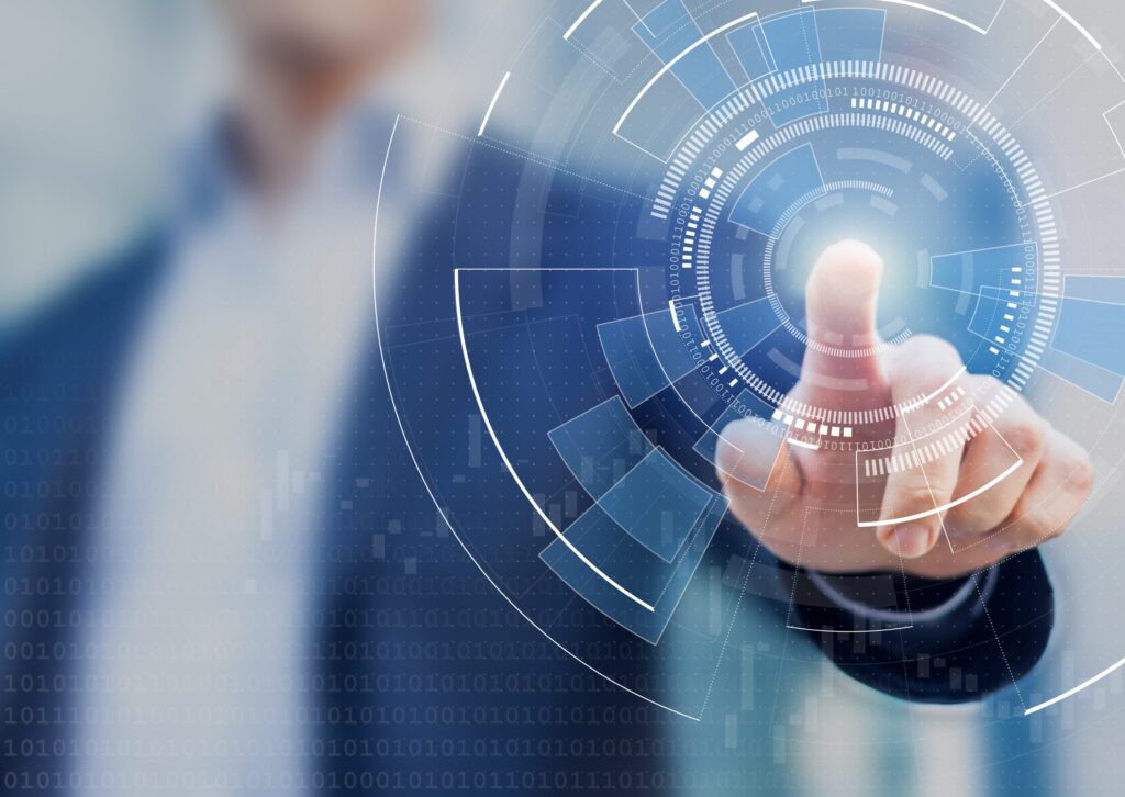 Pessoa exercendo suas habilidades técnicas tocando em uma tela virtual