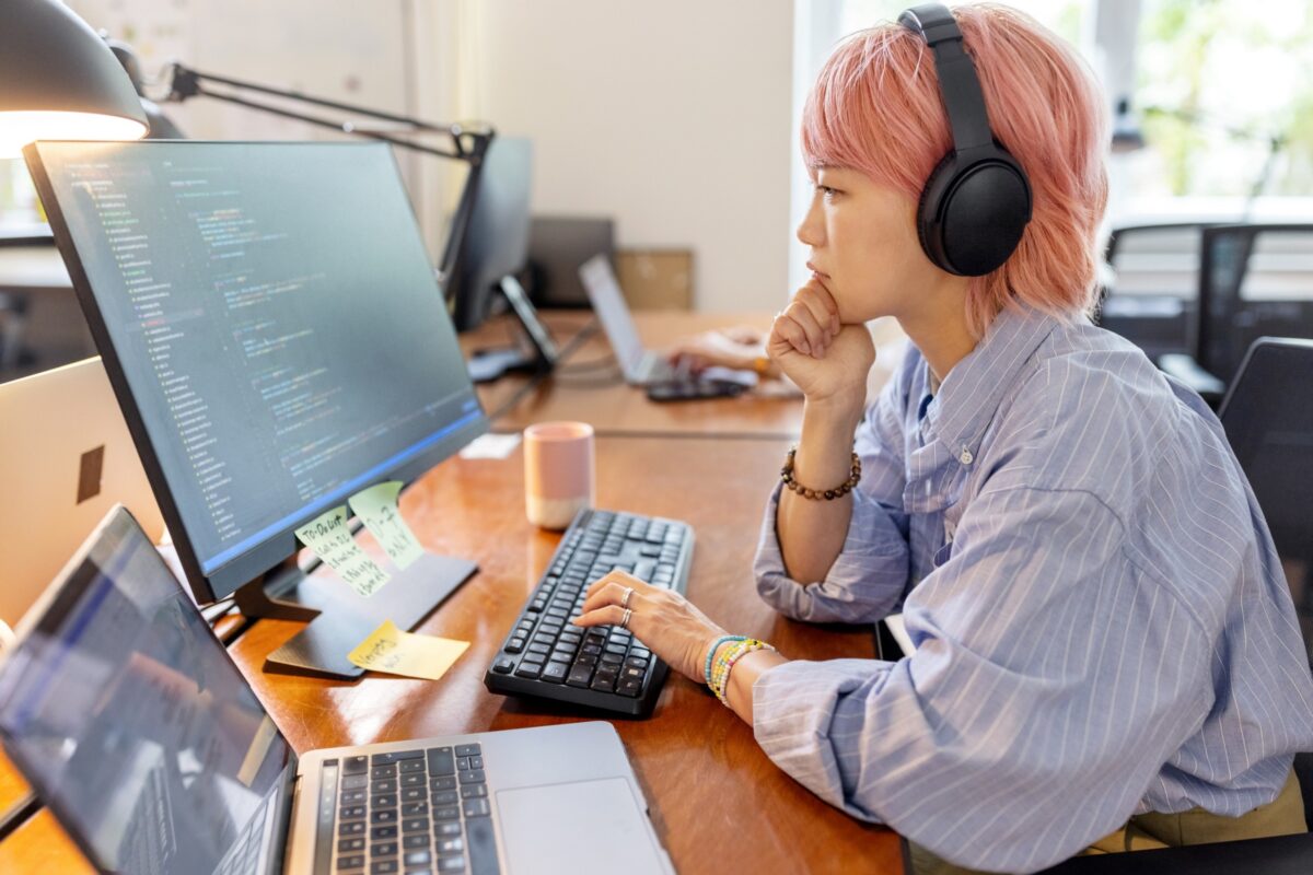 Uma mulher desenvolvendo um código no computador